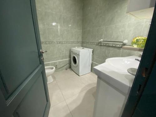 y baño con lavabo y lavadora. en Taflija Apartments Xemxija, en St Paul's Bay