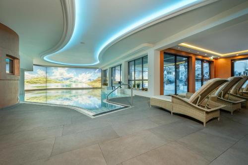 The swimming pool at or close to Hotel Kendler