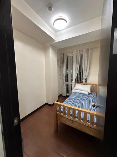 A bed or beds in a room at The Ivory San Lorenzo Place Makati
