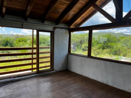 um quarto vazio com janelas com vista em La isla em San Marcos Sierras