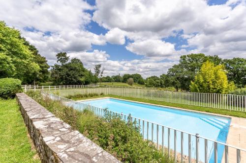 Πισίνα στο ή κοντά στο Domaine des vaulx - locations de cabanes insolites