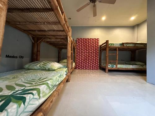Våningssäng eller våningssängar i ett rum på Lionfish Backpackers Hostel Malapascua