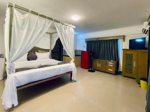 Postel nebo postele na pokoji v ubytování Nagas Hotel Satyavati Morjim