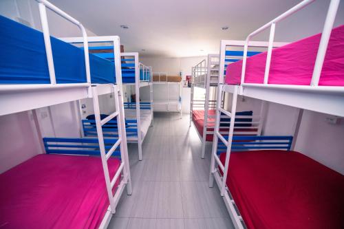 Ένα ή περισσότερα κρεβάτια σε δωμάτιο στο Phangan Arena Hostel