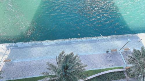 een uitzicht op een gebouw naast het water bij Wonderful two bed room with full marina view in Dubai