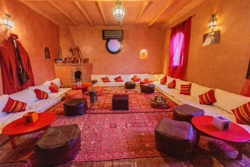 uma grande sala de estar com sofás e uma lareira em Ecolodge Atlas Kasbah em Agadir