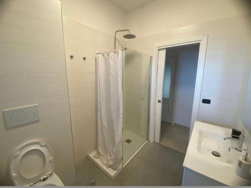 ナポリにあるCasa Biancaのバスルーム(シャワー、トイレ、シンク付)