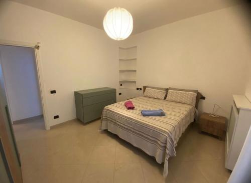 ナポリにあるCasa Biancaのベッドルーム(大型ベッド1台、ランプ付)