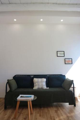 Ein Sitzbereich in der Unterkunft Emy House Charming Apt Stunning Views /Balcony