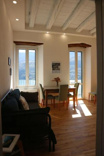ein Wohnzimmer mit Couch und Tisch in der Unterkunft Emy House Charming Apt Stunning Views /Balcony in Carate Urio