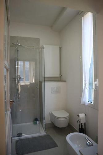 Ein Badezimmer in der Unterkunft Emy House Charming Apt Stunning Views /Balcony
