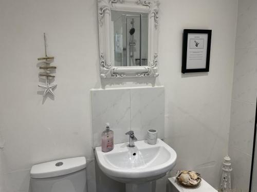 Koupelna v ubytování Rose Apartment 2-Bed Apt Sleeps 4 Town Centre Ayr