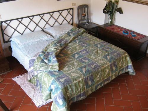 a bed with a quilt on it in a bedroom at La Residence da Caterina in Vittorio Veneto