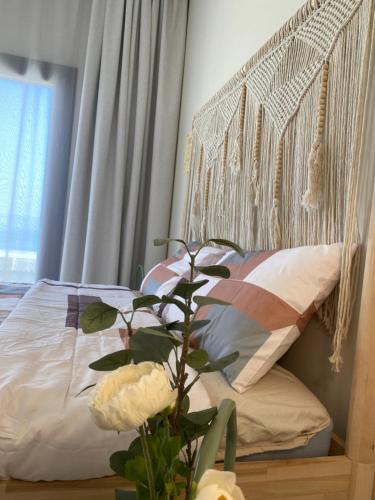 a bedroom with a swinging bed with a plant at Sifah Beach Cottage in As Sīfah