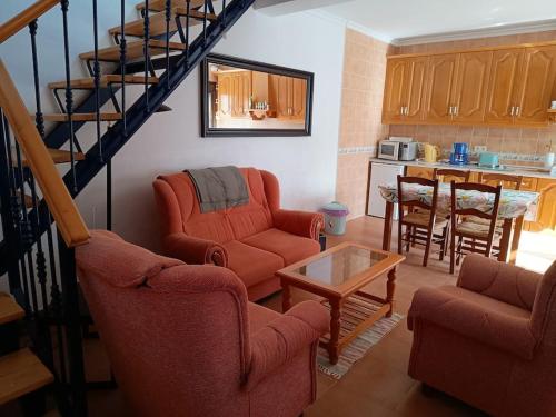 uma sala de estar com duas cadeiras e uma escada em Casa Heli - Ruim appartement met dakterras in Polopos em Polopos