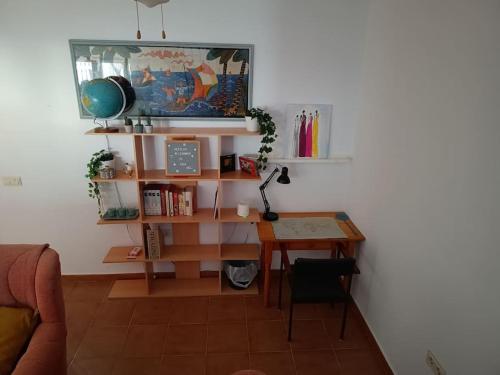 um quarto com uma secretária e uma mesa com uma prateleira em Casa Heli - Ruim appartement met dakterras in Polopos em Polopos