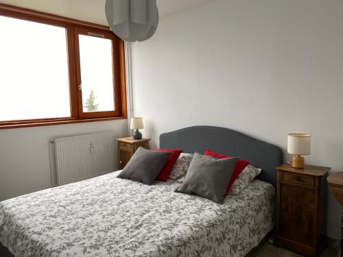a bedroom with a bed with two pillows on it at Les Arcs 1600 Vaste appartement 4 couchages 2 chambres in Arc 1600