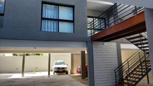 een auto geparkeerd in een garage naast een huis bij Departamentos del Trébol in Necochea