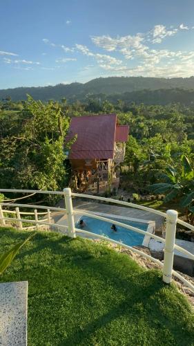 a house with a swimming pool on top of a hill at Ecovillalova in Camú