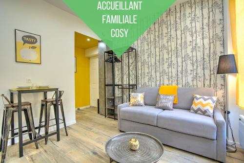 un salon avec un canapé et une table dans l'établissement Brut de Pomme - Self Checkin Automatique - 10 min RER A, à Champigny-sur-Marne