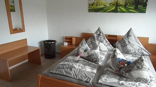 Ένα ή περισσότερα κρεβάτια σε δωμάτιο στο Bichlhof Bärfra Ferienwohnung Am Brunnen