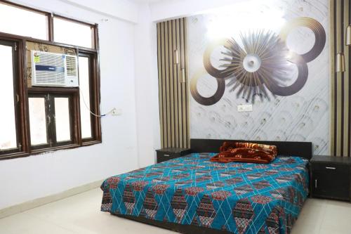 sypialnia z łóżkiem i obrazem na ścianie w obiekcie Tanmay Homes and PG w mieście Gurgaon