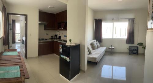 Il comprend un salon avec un canapé et une cuisine. dans l'établissement Cozy apartment close to city center, à Santa Cruz de la Sierra