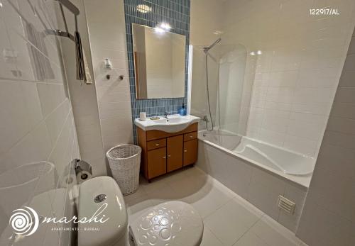 uma casa de banho com um WC, um lavatório e uma banheira em Marshi Apartamento Burgau em Burgau
