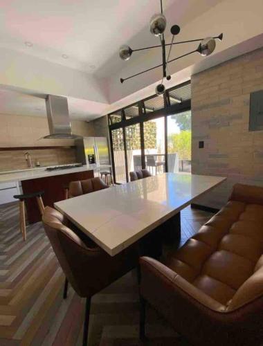 a kitchen and dining room with a table and chairs at EÓN 13 - Apto moderno con aire acondicionado in Guatemala