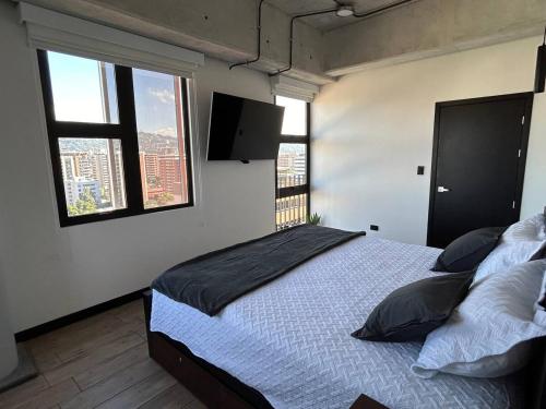 מיטה או מיטות בחדר ב-EÓN 13 - Apto moderno con aire acondicionado