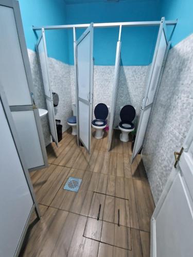 Bilik mandi di SAINT PETER'S LLAMA HOSTAL