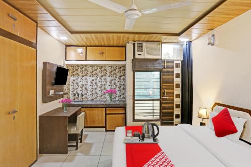 salon z łóżkiem i kuchnią w obiekcie Hotel O THE KNIGHT INN w Nowym Delhi