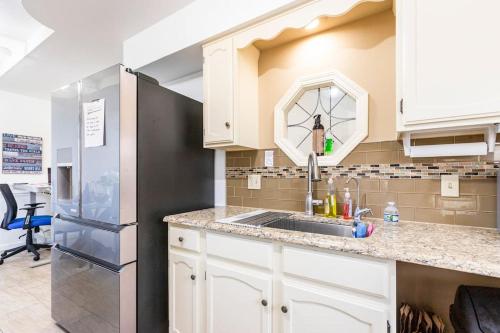 SmartHome-Omaha Homestay Rooms في أوماها: مطبخ مع مغسلة وثلاجة