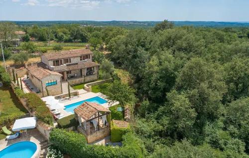una vista aérea de una casa con piscina en Villa Isabella - Ruheoase, en Poreč