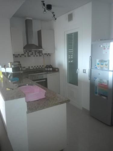 cocina con nevera y encimera en s+2residence amwej, en Sousse