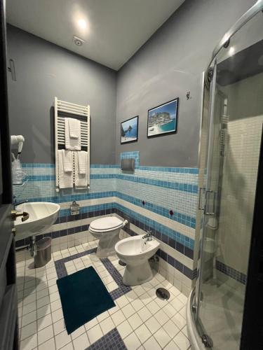 La salle de bains est pourvue de 2 toilettes et d'une douche. dans l'établissement Naples Luxury Suites B&B, à Naples