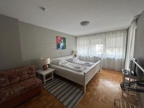 1 dormitorio con 1 cama y 1 sofá en GoetheApartment en Frankfurt