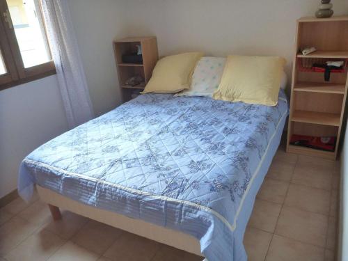 une chambre avec un lit avec une couette bleue dans l'établissement Appartement cosy avec accès plage et parking, 4 couchages à Marseillan-Plage - FR-1-387-92, à Marseillan