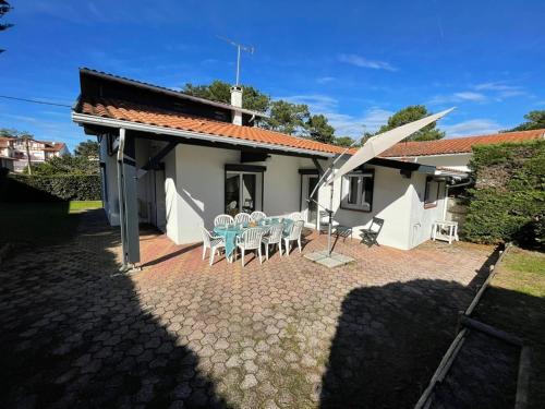 Maison Familiale Près de la Plage avec Grand Jardin et Parking Privé - FR-1-413-108