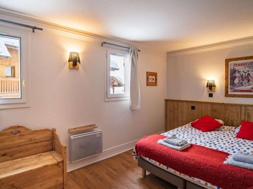 Giường trong phòng chung tại Chalet Triplex 75m² Val Thorens - 2 Chambres, 1 Cabine, Cheminée, WiFi, Proche Pistes et Commerces - FR-1-637-11