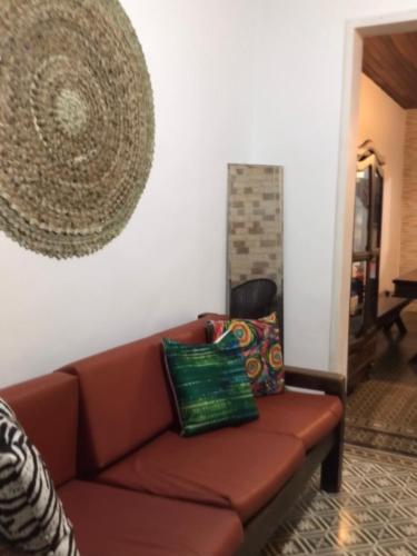 - un canapé brun dans le salon dans l'établissement Casa São bento 193, à Olinda