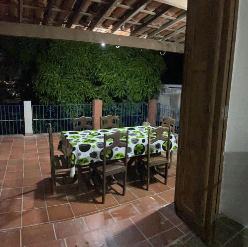 una mesa y sillas con un mantel blanco y negro en Casa São bento 193, en Olinda
