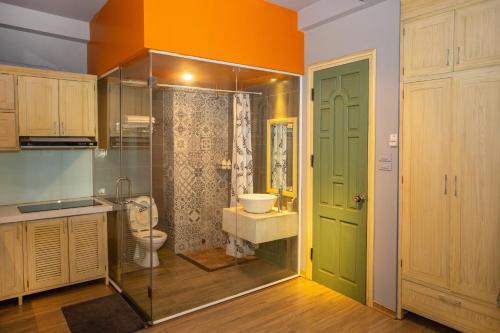 W łazience znajduje się toaleta i przeszklony prysznic. w obiekcie Chez Van w mieście Hanoi