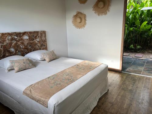 Una cama blanca en una habitación con en La Villa Paille en Queue en Saint-Gilles-les-Bains