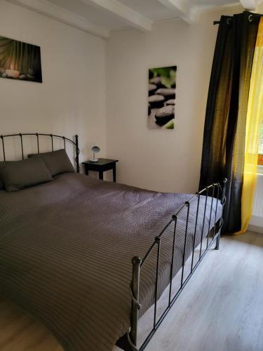 une chambre avec un lit et une fenêtre dans l'établissement Relais nature et randonnées, à Écromagny