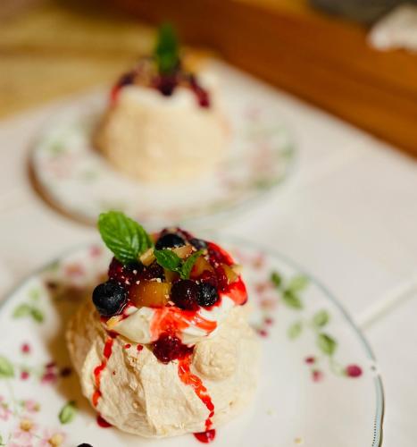 Gallery image of 愛犬と泊まれる朝食イングリッシュブレファスト付きの宿 Laughing dogs villa- Sake Tours Available in Takashima