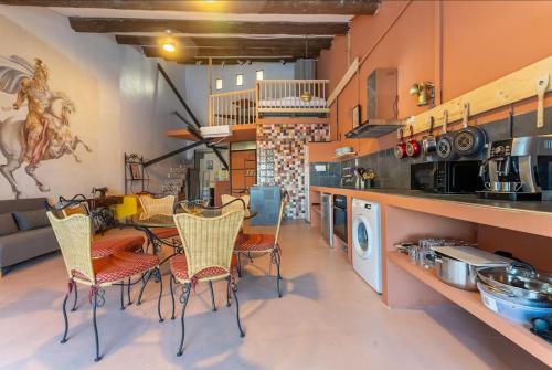 une cuisine avec une table et des chaises dans une pièce dans l'établissement Loft de 150m2 avec terrasse, à Marseille