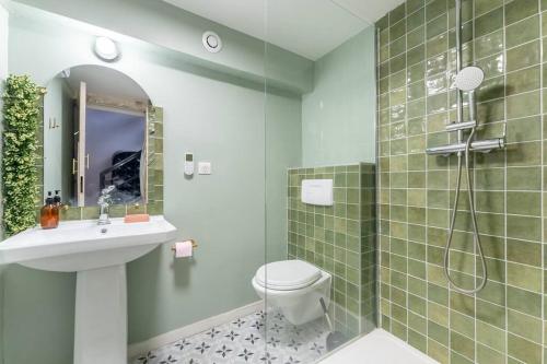 une salle de bain avec une douche, des toilettes et un lavabo dans l'établissement Loft de 150m2 avec terrasse, à Marseille