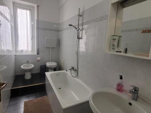 uma casa de banho com uma banheira, um lavatório e um WC. em Tra Milano, Torino e Genova em Casale Monferrato