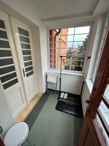 ein kleines Zimmer mit einer Tür und einem Fenster in der Unterkunft Apartmán 3 + kk blízko centra in Hradec Králové